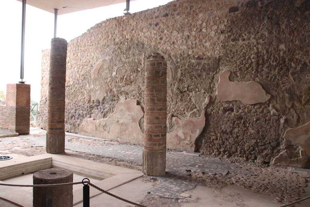 VIII.2.1 Pompeii. October 2020. Looking south-west across atrium, towards part of west wall of tablinum, and corridor leading to peristyle, on left.
The west wall of the atrium has some remaining wall decoration. Photo courtesy of Klaus Heese.