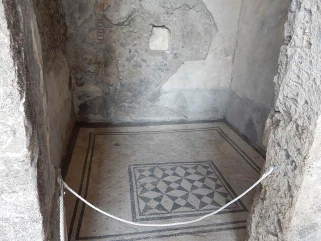 VIII.2.1 Pompeii. May 2018. Cubiculum on east side of entrance corridor, looking north through doorway from atrium. Photo courtesy of Buzz Ferebee.