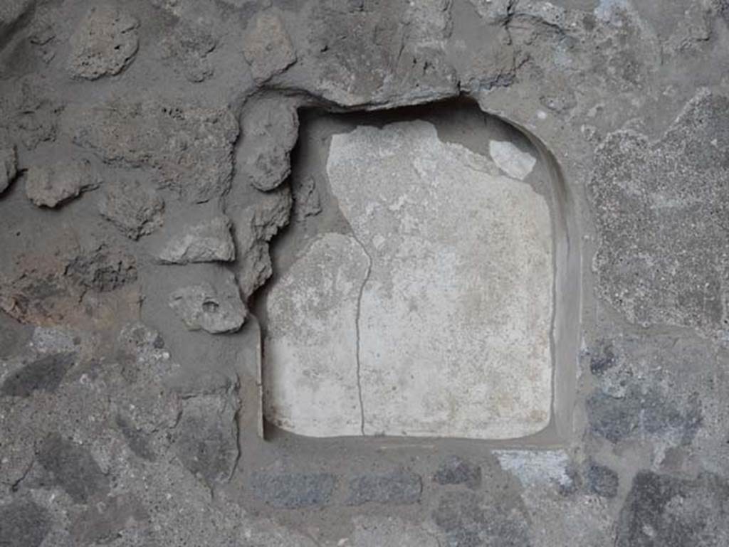VIII.2.1 Pompeii. May 2018. Niche/recess in north wall of cubiculum on east side of entrance corridor. Photo courtesy of Buzz Ferebee.