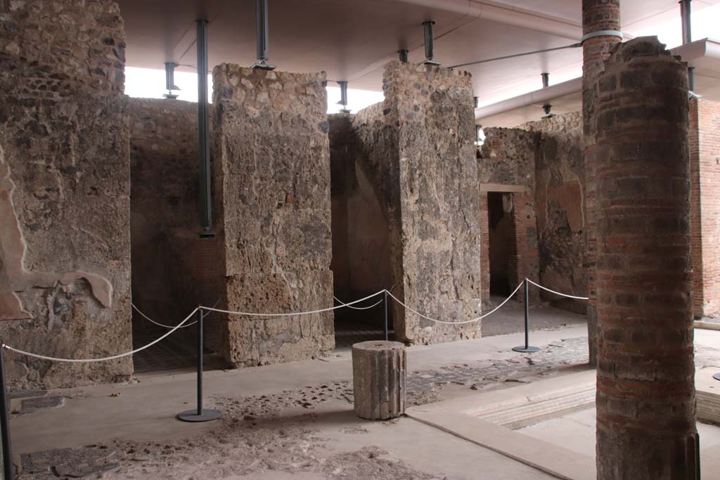 VIII.2.1 Pompeii. October 2020. Looking towards east side of atrium, with doorway to triclinium, an oecus, and east ala, on right.
Photo courtesy of Klaus Heese.