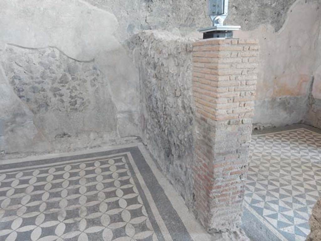 VIII.2.1 Pompeii. May 2018. Looking towards the south-east corner of the triclinium, with doorway in south wall to ala. Photo courtesy of Buzz Ferebee.