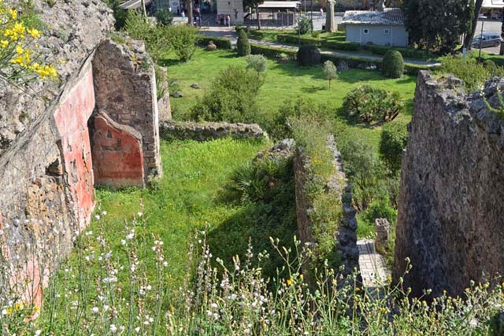 VIII.2.3 and VIII.2.16 Pompeii. April 2018. 
Looking south towards triclinium on the lower level of VIII.2.16, with corridor on lower level belonging to VIII.2.1. on right. 
Photo courtesy of Ian Lycett-King. 
Use is subject to Creative Commons Attribution-NonCommercial License v.4 International.