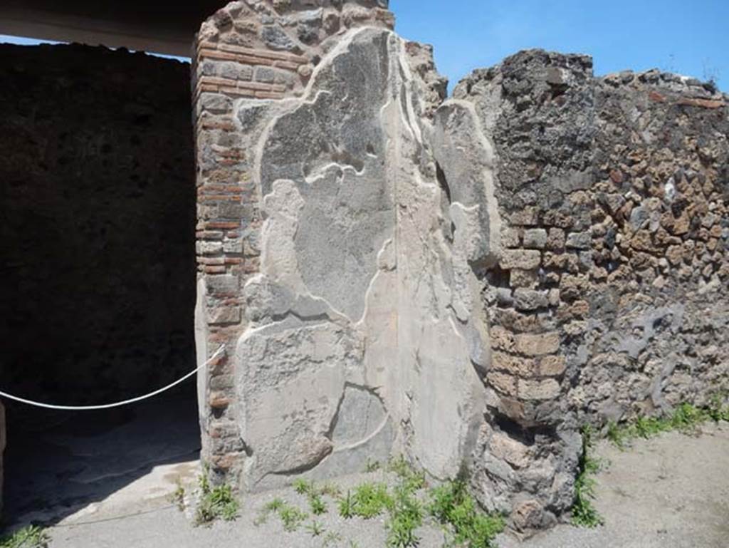 VIII.2.3 Pompeii. May 2018. Doorway to cubiculum on east of entrance corridor, on left, and doorway to cubiculum on east side of atrium, on right. Photo courtesy of Buzz Ferebee.