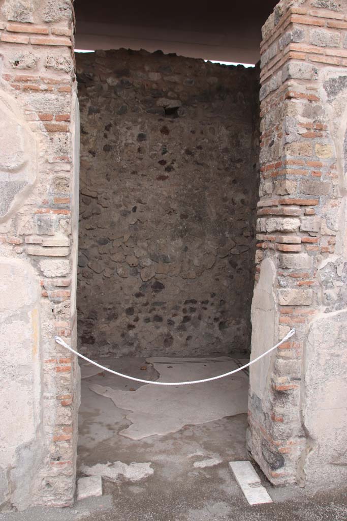 VIII.2.3 Pompeii. October 2020. Doorway to cubiculum on east of entrance corridor.
Photo courtesy of Klaus Heese.