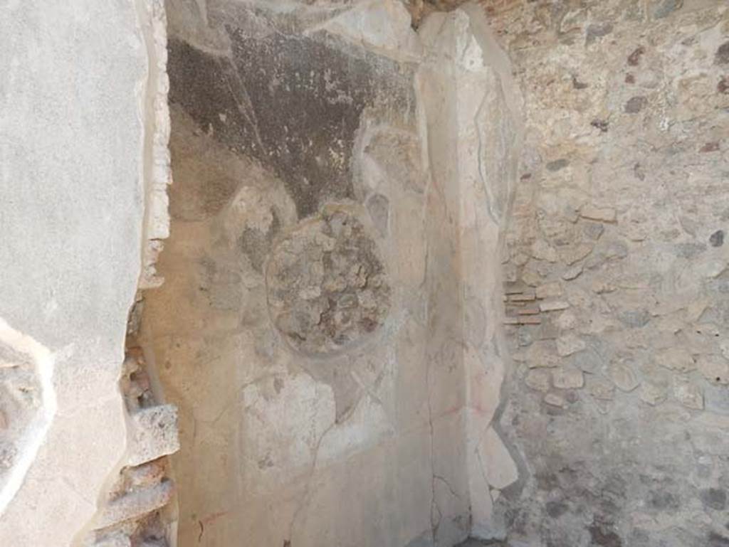 VIII.2.3 Pompeii. May 2018. Looking towards west wall and north-west corner of cubiculum on east side of entrance corridor. Photo courtesy of Buzz Ferebee.
