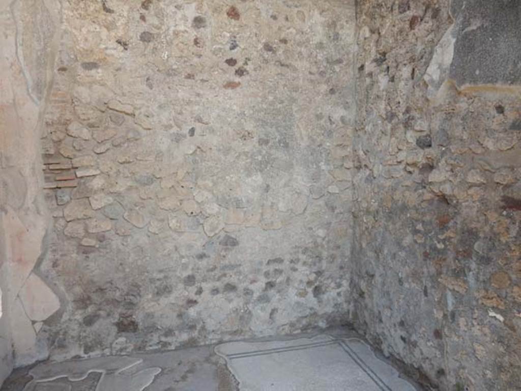 VIII.2.3 Pompeii. May 2018. Looking towards north wall and north-east corner of cubiculum on east side of entrance corridor. Photo courtesy of Buzz Ferebee.