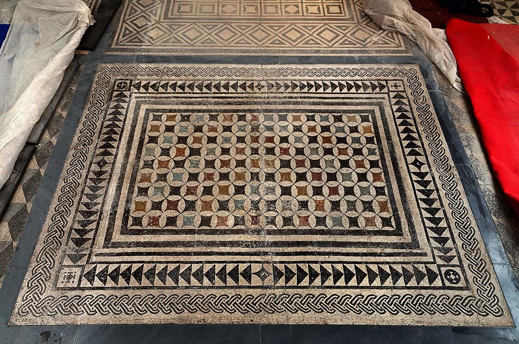 VIII.2.3 Pompeii. 27th March 2013. Photograph by Thomas Crognier of mosaic in Naples Museum.
Photo ©Villa Diomedes Project, Image database, http://villadiomede.huma-num.fr/bdd/images/602