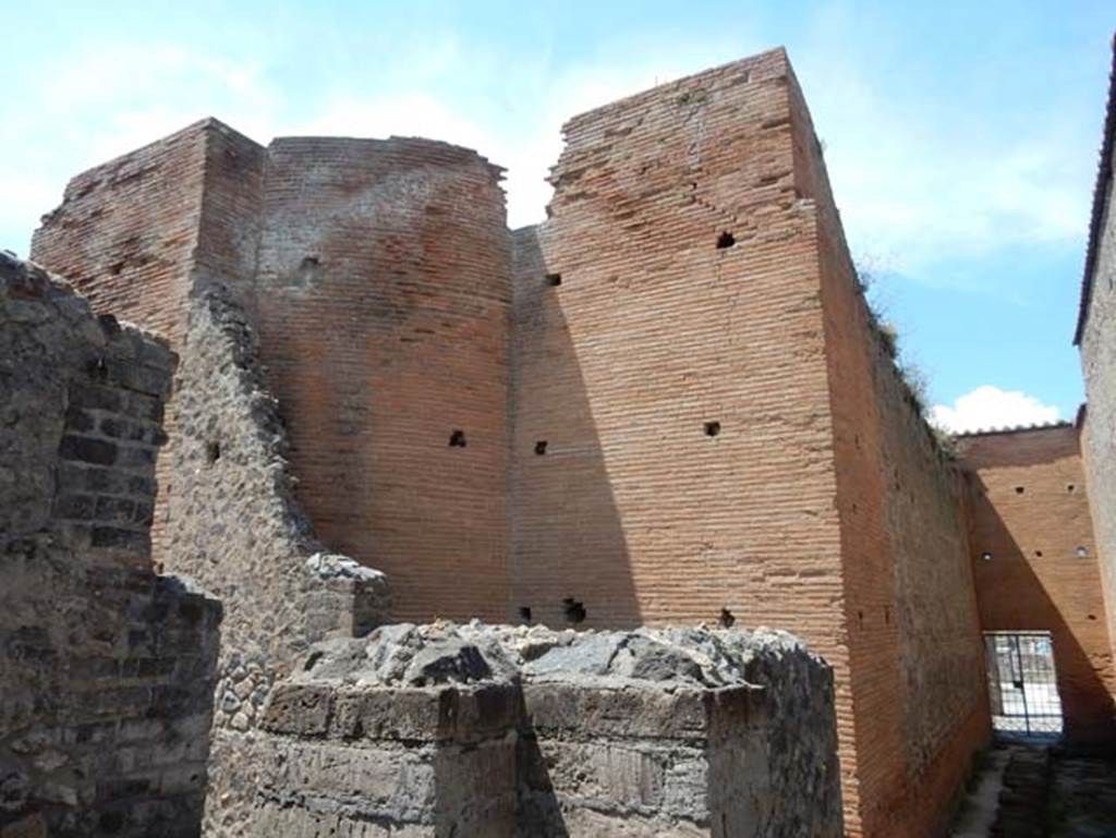 VIII.2.7 Pompeii. May 2018. Looking north-west towards high wall of VIII.2.6 with small area at rear of VIII.2.6, in centre. The passageway to VIII.2.7 is on the right.  Photo courtesy of Buzz Ferebee.
