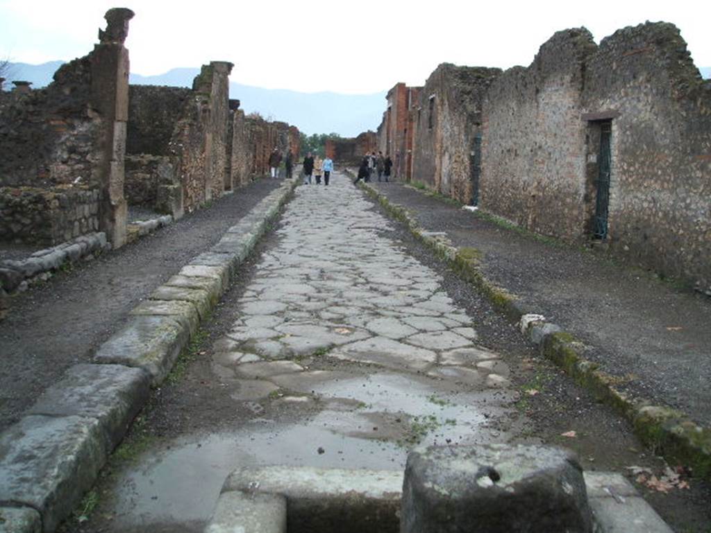 VIII.2.12 Rear entrance of VIII.2.13
VIII.3                  Via delle Scuole looking south                            VIII.2.12