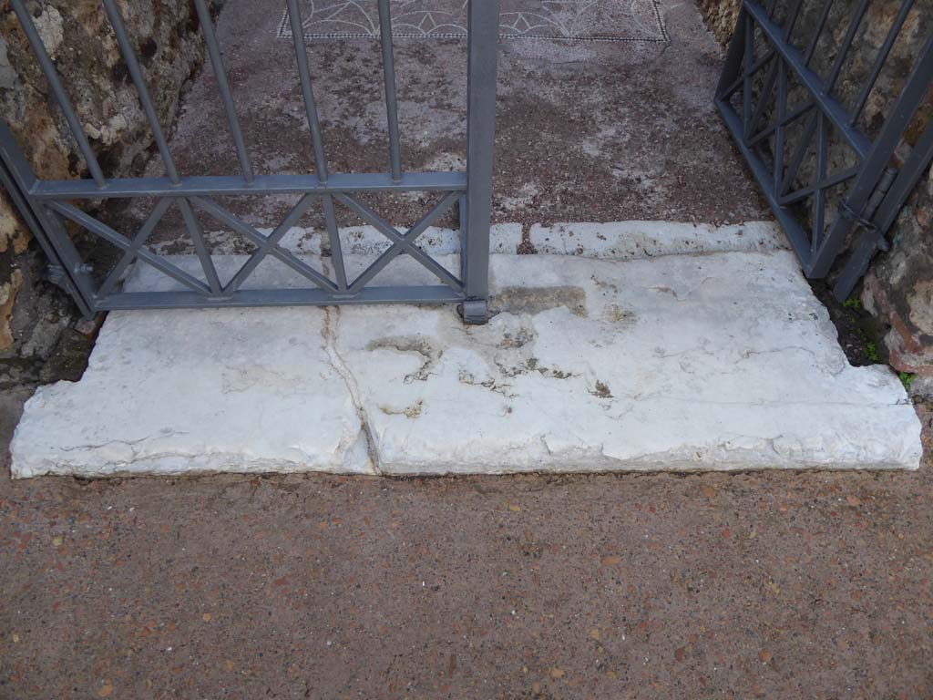 VIII.2.13 Pompeii. January 2017. Threshold to entrance doorway.
Foto Annette Haug, ERC Grant 681269 DÉCOR.