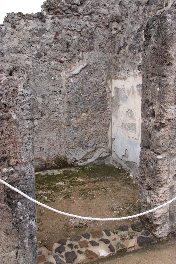 VIII.2.13 Pompeii. October 2020. Looking east into doorway on south side of entrance corridor.
Photo courtesy of Klaus Heese.
