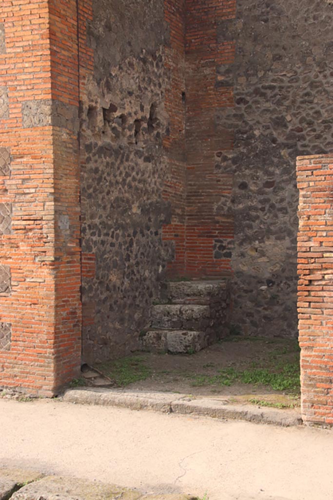 VIII.2.15 Pompeii. October 2023. 
Entrance doorway, south wall and south-west corner. Photo courtesy of Klaus Heese.