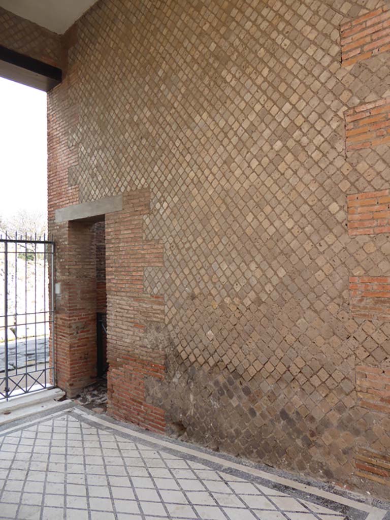VIII.2.16 Pompeii. January 2017. Looking east along south wall of entrance corridor.
Foto Annette Haug, ERC Grant 681269 DÉCOR