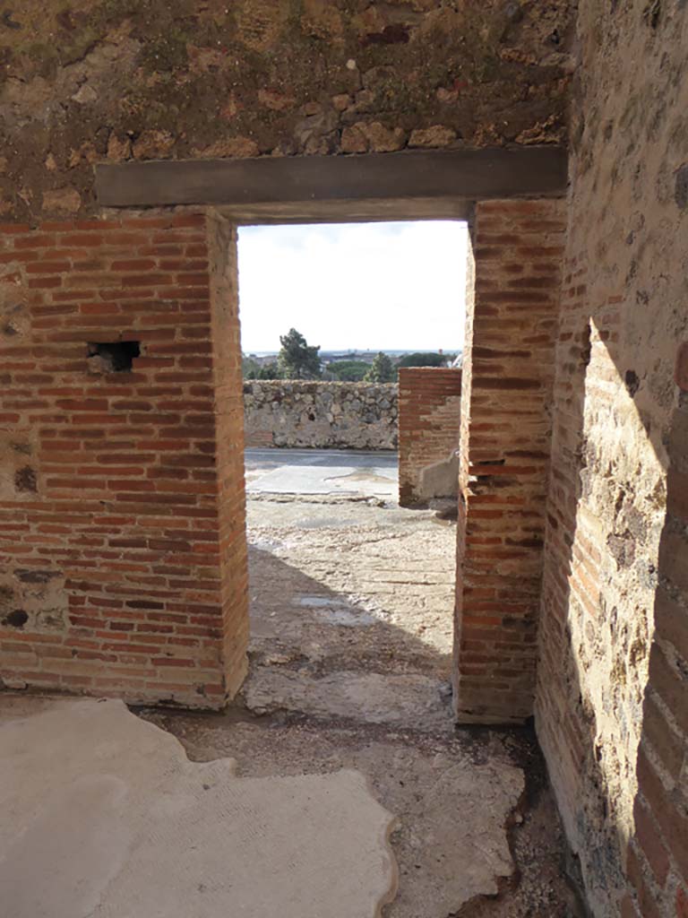VIII.2.16 Pompeii. January 2017. Looking west in corridor.
Doorway from corridor in south-west corner of atrium, leading to room/cubiculum opening onto east portico. 
Foto Annette Haug, ERC Grant 681269 DÉCOR