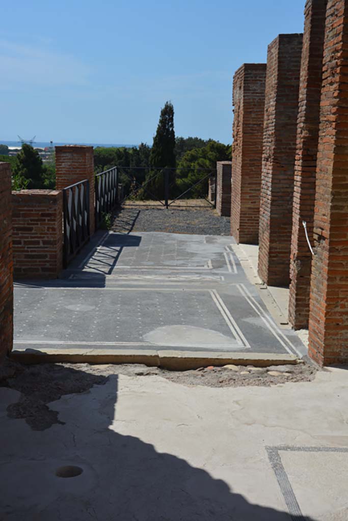 VIII.2.16 Pompeii. September 2019. 
Looking west across north portico, from triclinium in north-west corner of atrium.
Foto Annette Haug, ERC Grant 681269 DÉCOR.