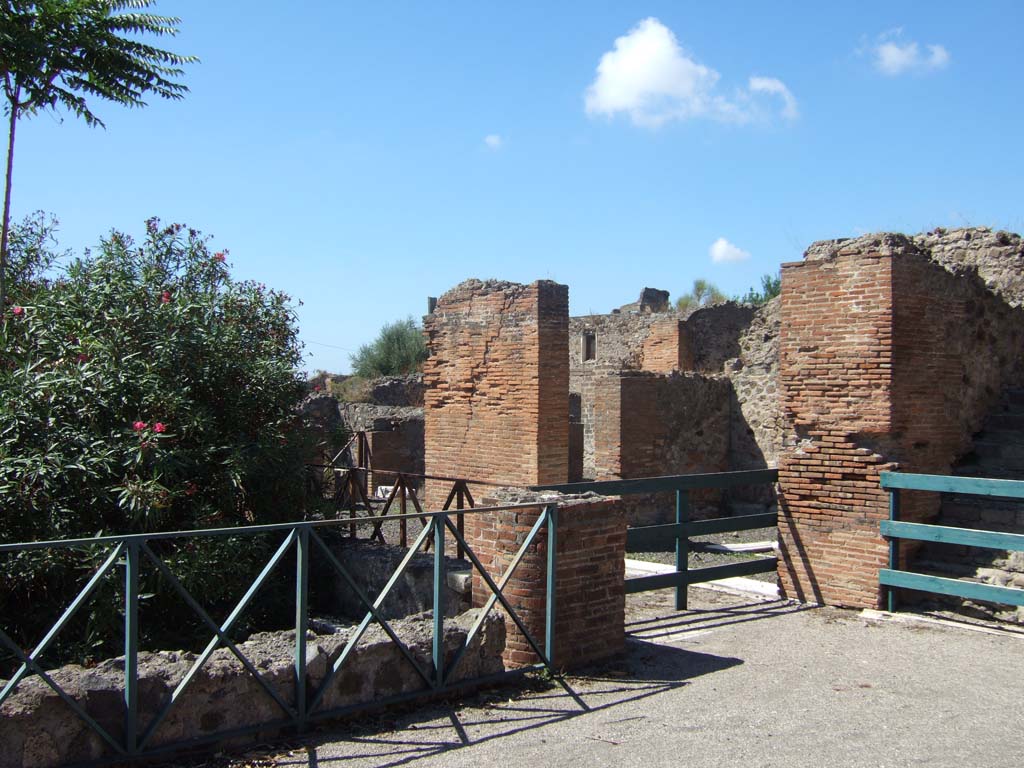 VIII.2.16 Pompeii. September 2005. 
Looking towards north portico, and room with open north and south end to two peristyles (behind pilaster), a triclinium and stairs to upper floor.