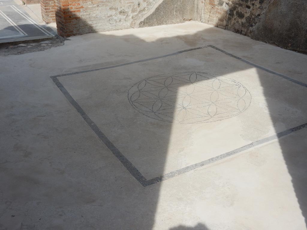 VIII.2.16 Pompeii. May 2017. Triclinium in north-west corner of atrium with doorway onto north portico, on left.
The floor was travertine, inserted in the centre is a mosaic with a black border showing a circle containing 6-petalled stars. 
Photo courtesy of Buzz Ferebee.