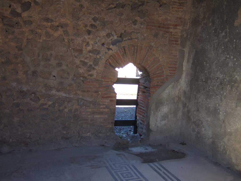 VIII.2.16 Pompeii. September 2005. Cubiculum on north side of atrium, with windowed niche opening onto the atrium of VIII.2.14.