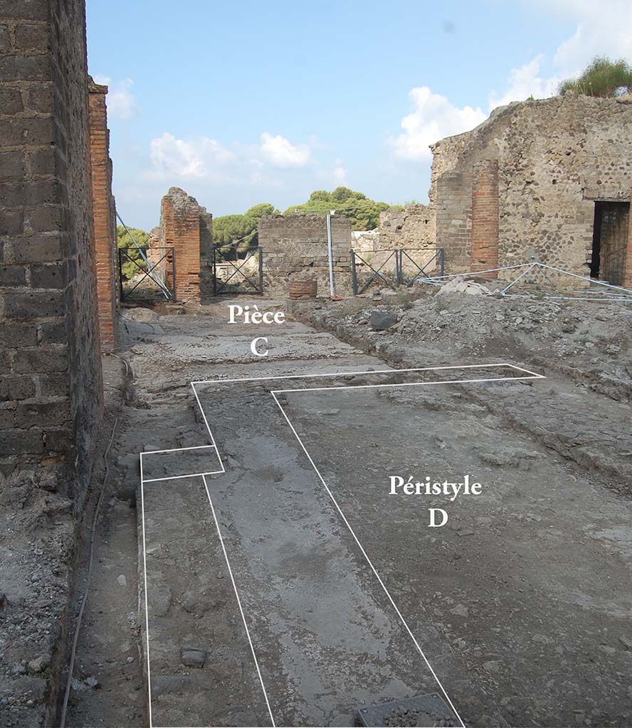 Fig. 5 - Pompéi, Maison des Mosaïques géométriques. Le péristyle D. Vue depuis l’angle sud-est du péristyle 41.
Photo courtoisie de Sandra Zanella. Agrandir / Enlarge (jpg, 2,4M)
Sur concession du Ministero dei Beni e delle Attività Culturali e del Turismo - Soprintendenza Speciale per i Beni Archeologici di Pompei, Ercolano e Stabia. 
Toute reproduction, par quelque moyen que ce soit, est interdite.