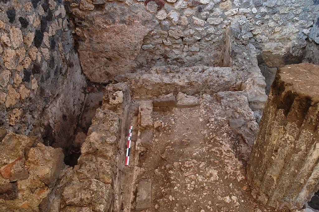 Fig. 8 - Pompéi, Maison des Mosaïques géométriques. La latrine 27 à la fin du nettoyage. Vue de l’ouest.
Photo courtoisie de Sandra Zanella. Agrandir / Enlarge (jpg, 921k)
Sur concession du Ministero dei Beni e delle Attività Culturali e del Turismo - Soprintendenza Speciale per i Beni Archeologici di Pompei, Ercolano e Stabia. 
Toute reproduction, par quelque moyen que ce soit, est interdite.