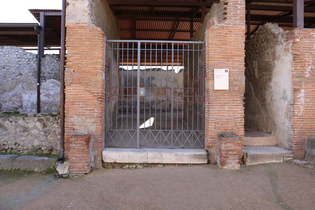 VIII.2.22 Pompeii, on right, with VIII.2.23, on left. December 2018. 
Looking south to entrance doorways. Photo courtesy of Aude Durand.