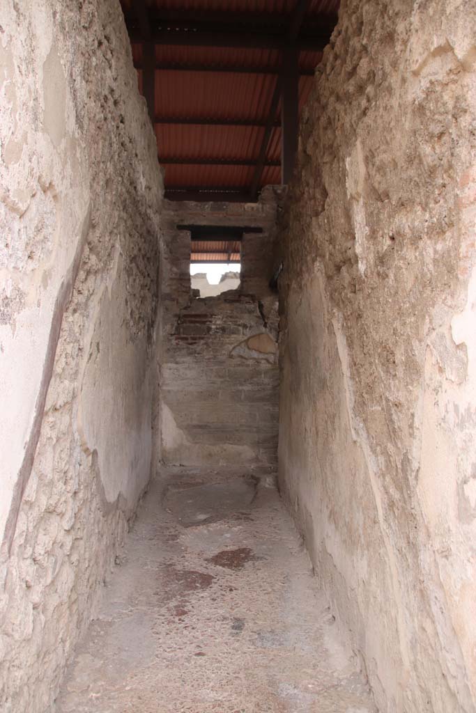 VIII.2.22 Pompeii. October 2020. Looking south into area of steps to upper floor.
Photo courtesy of Klaus Heese.