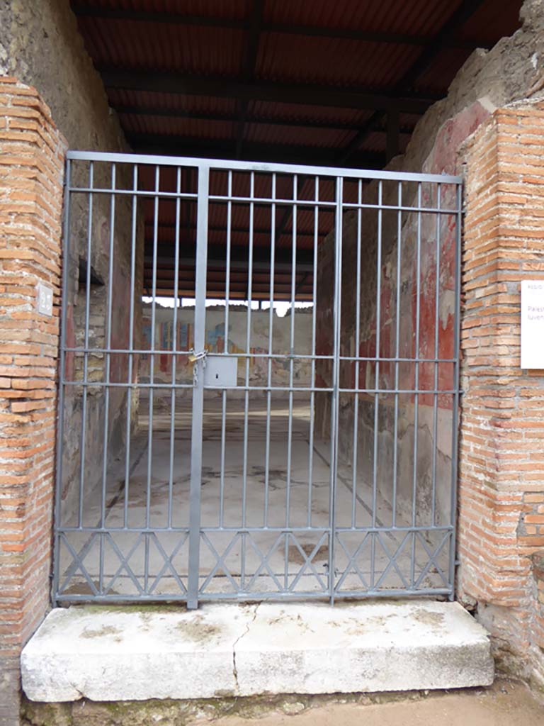 VIII.2.23 Pompeii. January 2017. Looking south through entrance doorway.  
Foto Annette Haug, ERC Grant 681269 DÉCOR.