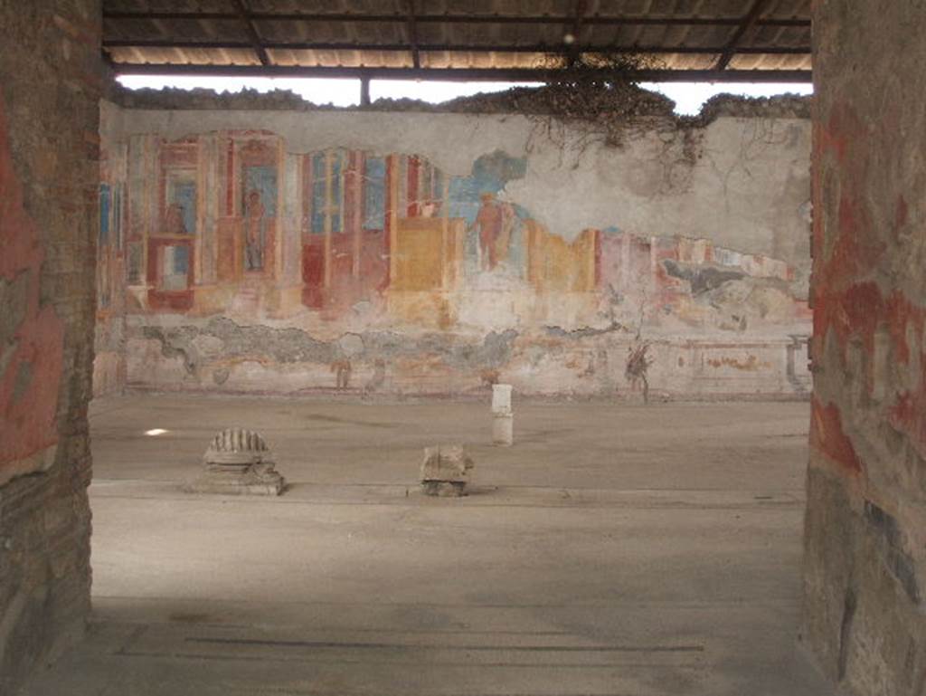 VIII.2.23 Pompeii. May 2005. South wall of peristyle from entrance corridor.
Originally, this would have been an open area surrounded by a portico open on three sides.