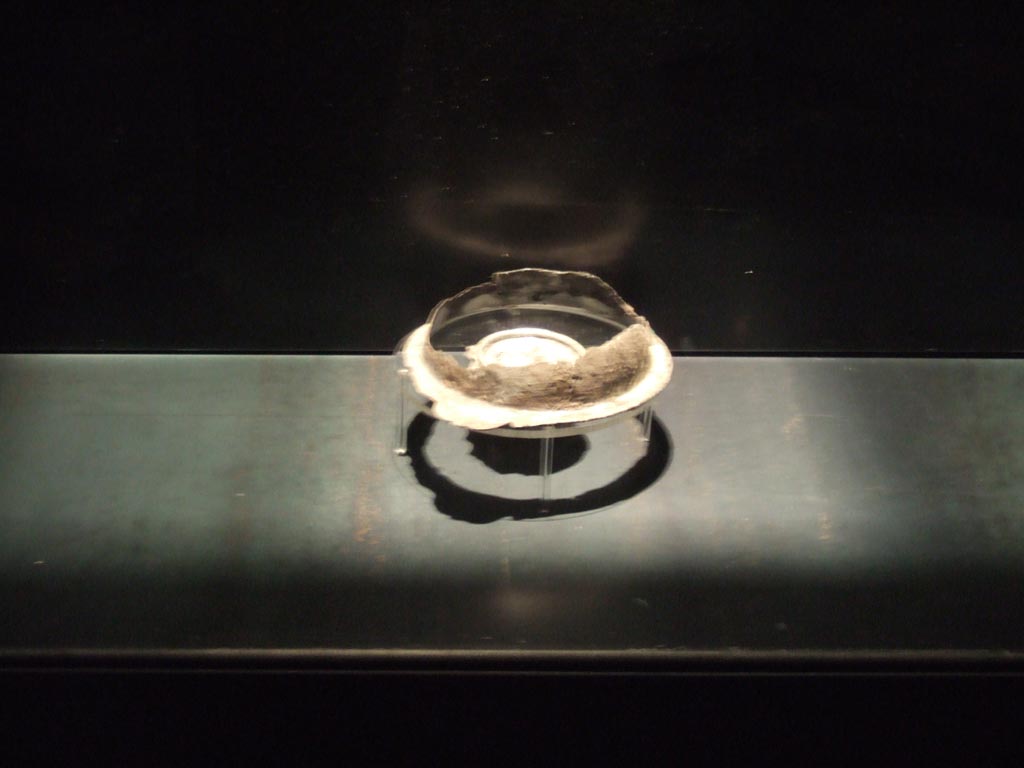 Silver plate, one of four found 20th September 1887 in VIII.2.23. 
Now in Naples Archaeological Museum.  Inventory number 116339.
See Guzzo, P. (A cura di), 2006. Argenti a Pompei. Milano, Electa. (p. 133).