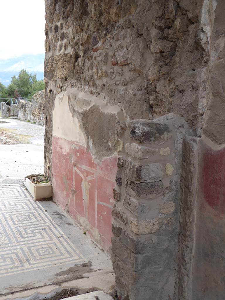 VIII.2.26 Pompeii. January 2017. Looking south along west wall, from vestibule ‘a’ into vestibule ‘b’.
Foto Annette Haug, ERC Grant 681269 DÉCOR.
