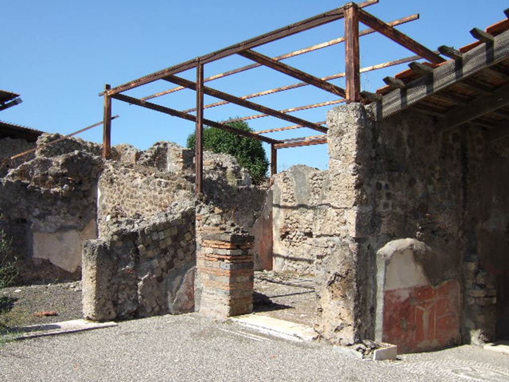 VIII.2.26 Pompeii. September 2005. Doorways to cubiculum ‘q’ and triclinium ‘r’ in north-west corner of atrium, on west side of entrance vestibule ‘b’.