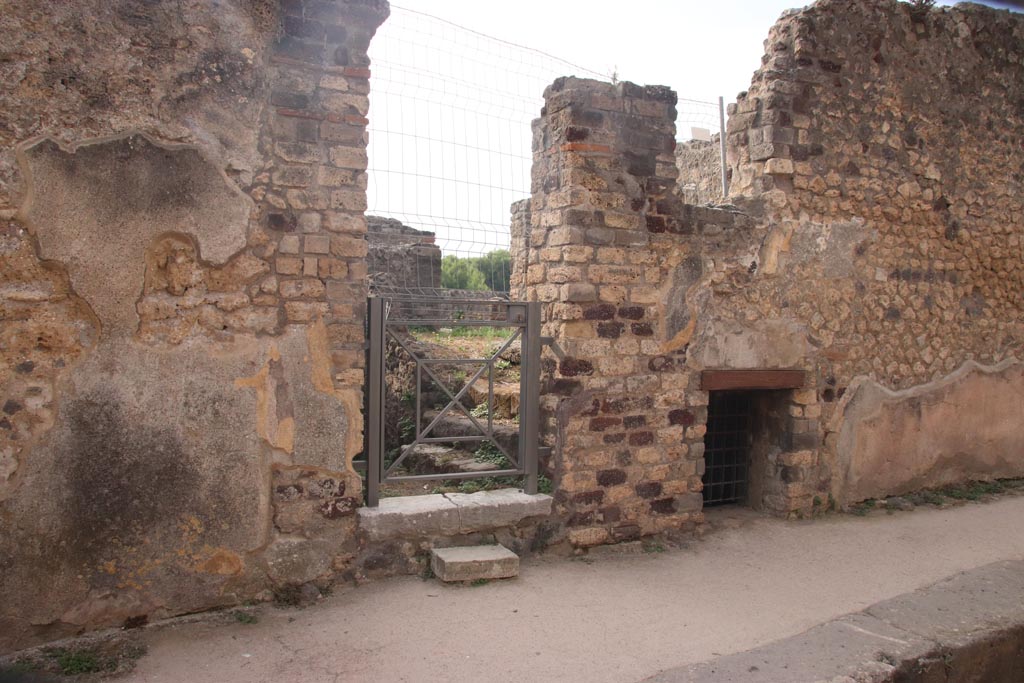 VIII.2.27 Pompeii. October 2023. Entrance doorway, and with steps to kitchen area of VIII.2.26. Photo courtesy of Klaus Heese.