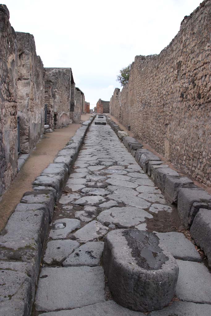 VII.2.28 Pompeii, on left. October 2020. Looking west on Vicolo della Regina, in the year of the pandemic.  
Photo courtesy of Klaus Heese.