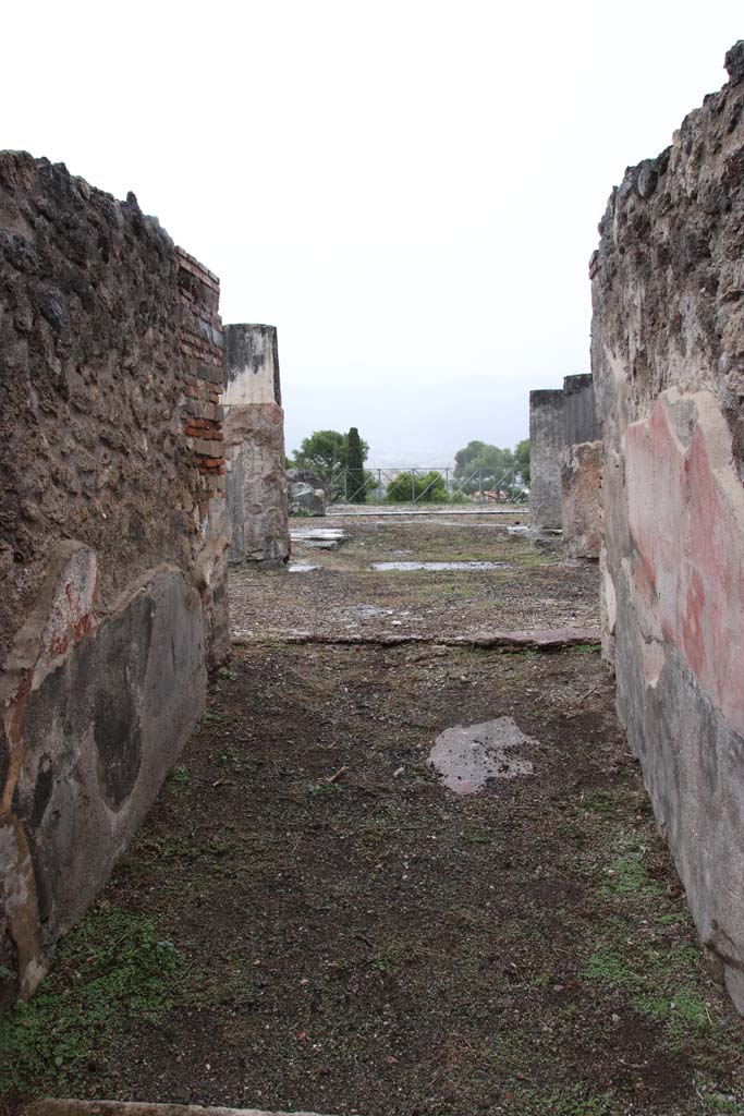 VIII.2.28 Pompeii. October 2020. Looking south along entrance fauces or corridor.
Photo courtesy of Klaus Heese.