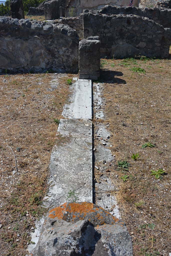 VIII.2.28 Pompeii. March 2019. 
Looking west across doorway threshold between tablinum, on left, and atrium, on right.
Foto Annette Haug, ERC Grant 681269 DÉCOR.