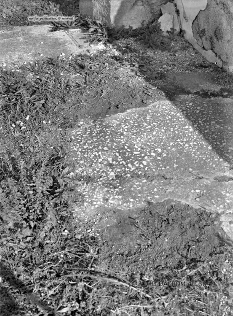 VIII.2.28 Pompeii. Flooring in tablinum embedded with flakes of travertine.
DAIR 41.684. Photo © Deutsches Archäologisches Institut, Abteilung Rom, Arkiv.
See Pernice, E.  1938. Pavimente und Figürliche Mosaiken: Die Hellenistische Kunst in Pompeji, Band VI. Berlin: de Gruyter, (tav. 31.1, above.)