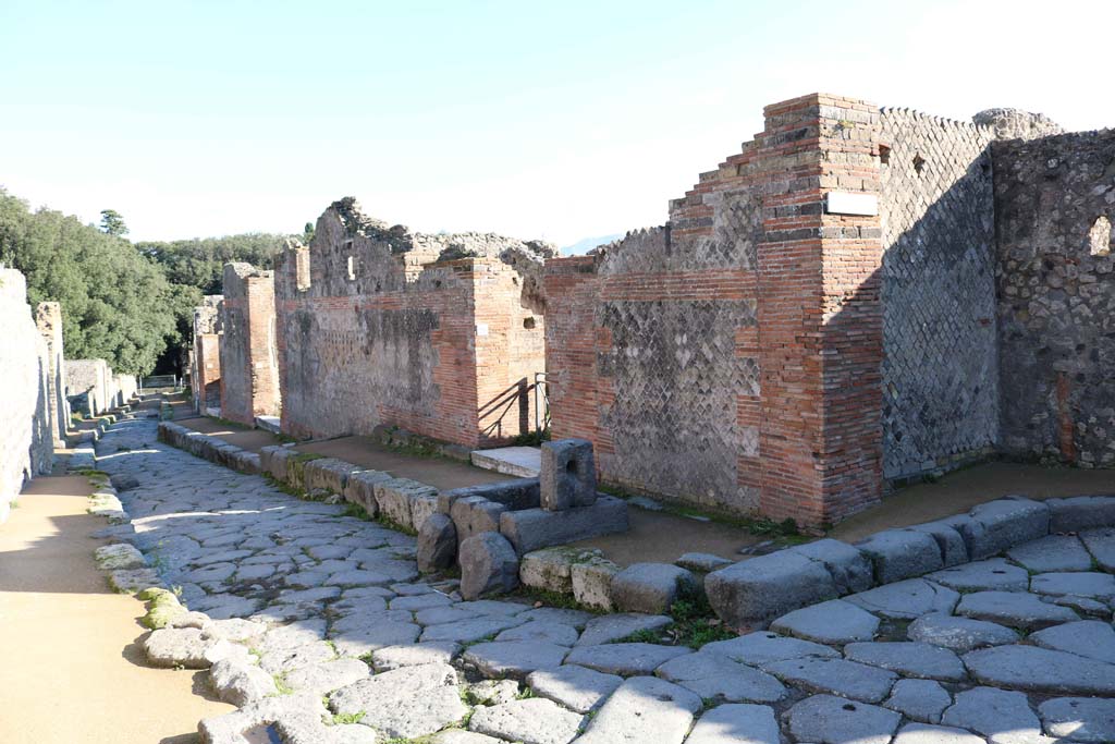 VIII.2.29, Pompeii, in centre. December 2018. 
Looking east to entrance doorway at rear of fountain on Via della Regina. Photo courtesy of Aude Durand.