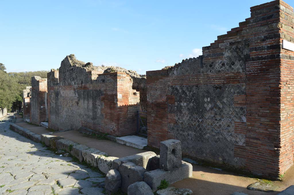 VIII.2.29, in centre, Pompeii. March 2018.Looking east along front façade behind fountain, with VIII.2.30 towards the left. 
Foto Taylor Lauritsen, ERC Grant 681269 DÉCOR.
