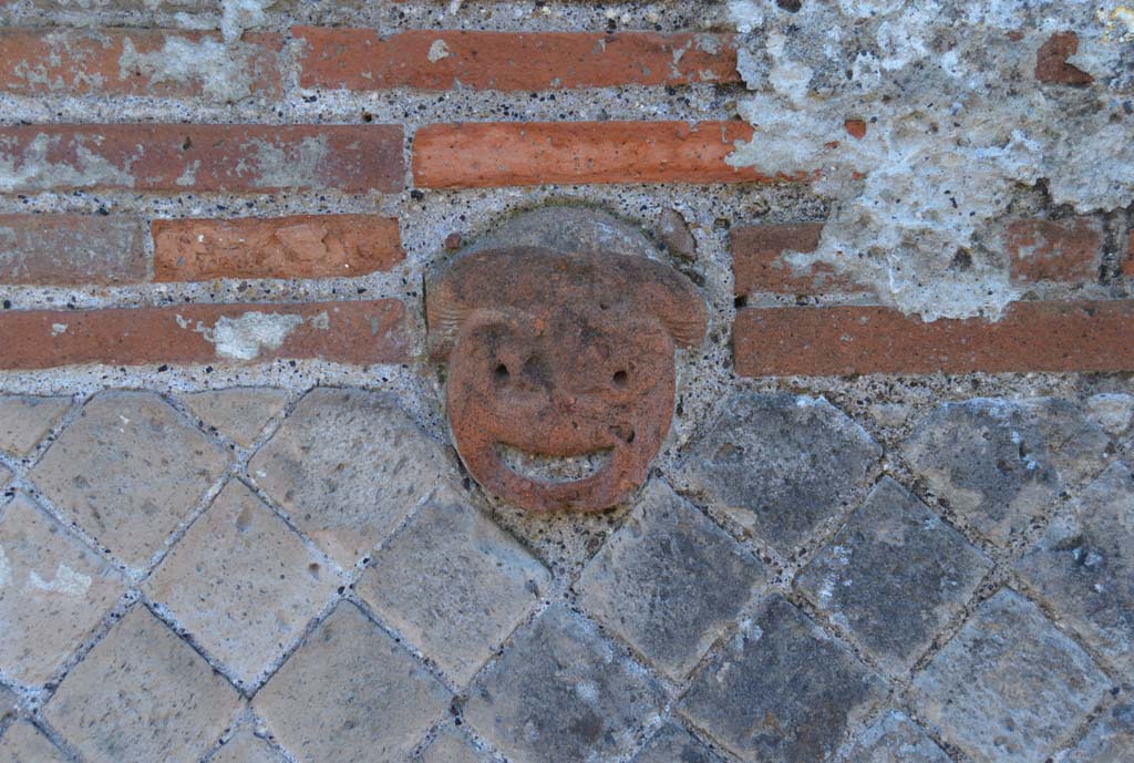 VIII.2.29 Pompeii. March 2018. 
Looking south to mask/face on front wall on east side of entrance doorway, (see also VII.2.30 for more details of walls)
Foto Taylor Lauritsen, ERC Grant 681269 DÉCOR.