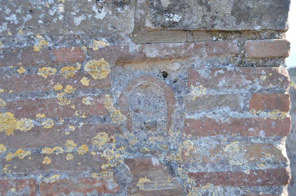 VIII.2.29 Pompeii. March 2018. 
Looking south to detail of remains of mask/face on front wall on east side of entrance doorway, (see also VII.2.30 for more details of walls)
Foto Taylor Lauritsen, ERC Grant 681269 DÉCOR.