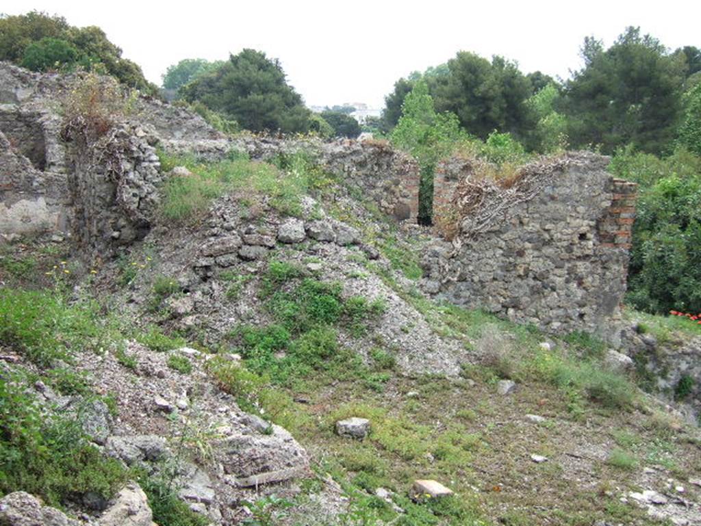 VIII.2.29 Pompeii. May 2006. View from lower level, looking east from area of kitchen to VIII.2.30 lower level. 
On the right, at the side of the ruined brick/masonry wall, would have been the stairs leading from the kitchen to the terrace.
