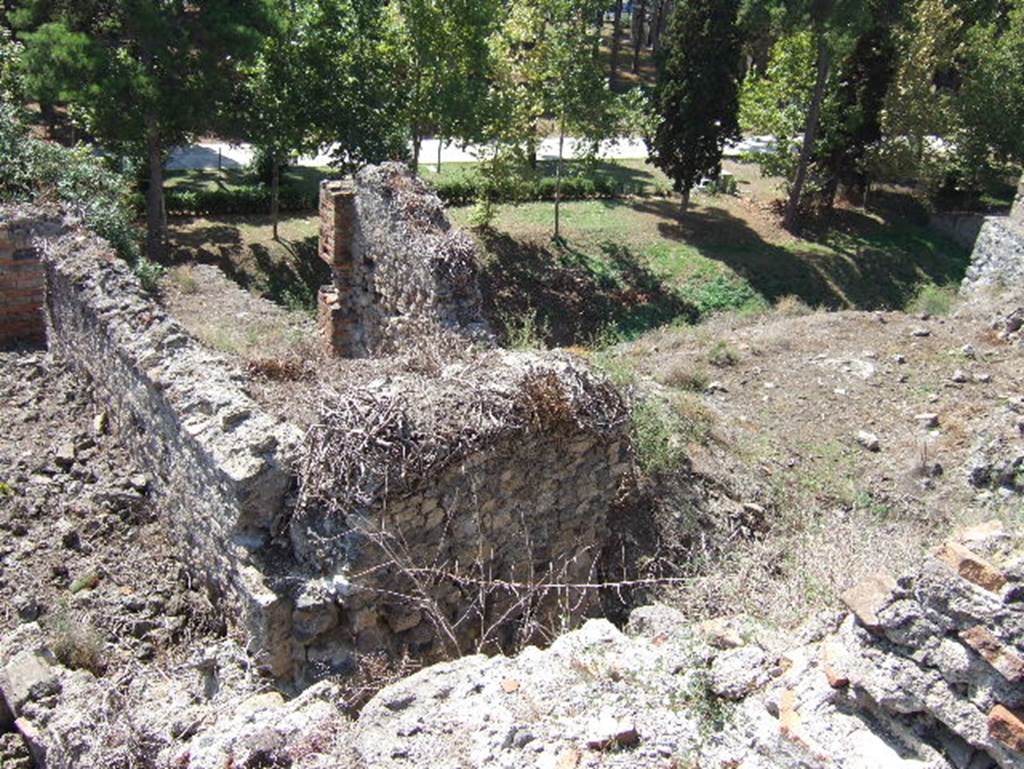 VIII.2.29 Pompeii, on right, looking down to lower level at rear (partly VIII.2.30 on left). September 2005.  According to Jashemski, on the lower level at the rear of VIII.2.29, the western house, two flights of stairs led down to a terrace. 
In the eastern house, VIII.2.30, the rooms at the rear opened onto a narrow portico (2.20m wide) supported by columns joined by a wooden fence. A few steps led down from this portico to the small garden which had been built over and beyond the city wall by constructing a support wall on the lava ledge. In the middle of the garden was a pool.
On the street level, the rooms at the rear of this double house opened onto two wide terraces from which there would have been a magnificent view.
See Jashemski, W. F., 1993. The Gardens of Pompeii, Volume II: Appendices. New York: Caratzas. (p.208)