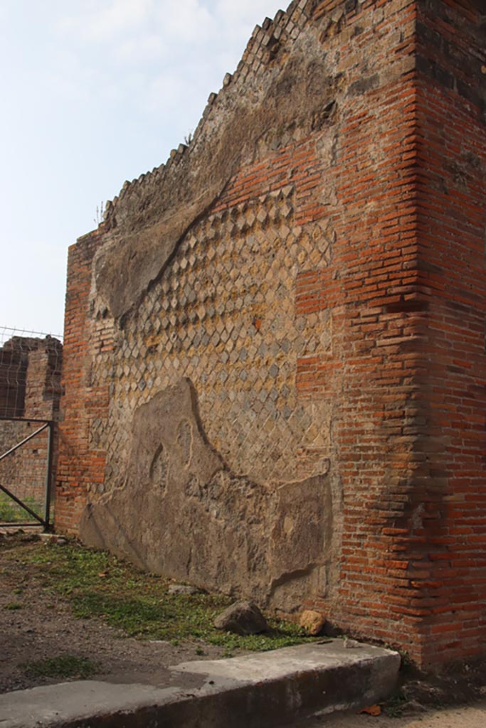 VIII.2.30 Pompeii. October 2023. 
Detail of west wall of vestibule/entrance corridor. Photo courtesy of Klaus Heese.
