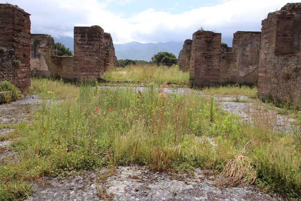 VIII.2.30 Pompeii. May 2024. Looking south across atrium towards tablinum. Photo courtesy of Klaus Heese.