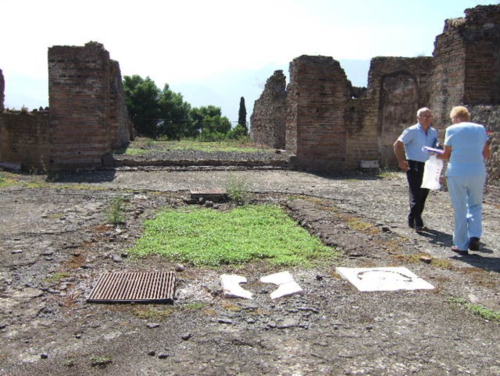 VIII.2.30 Pompeii. September 2005. Looking south across atrium, with remains of impluvium.
On the north side of the impluvium are three cistern mouths, on the south side there was one cistern mouth.
None of the four cistern mouths had a puteal on them.
See Bullettino dell’Instituto di Corrispondenza Archeologica (DAIR), 1885, p.93.