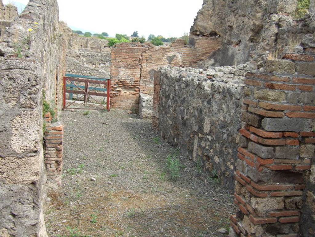 VIII.2.34 Pompeii. May 2006. Looking north to linked posticum entrance at VIII.2.33. On the right would be the doorway to the kitchen.
