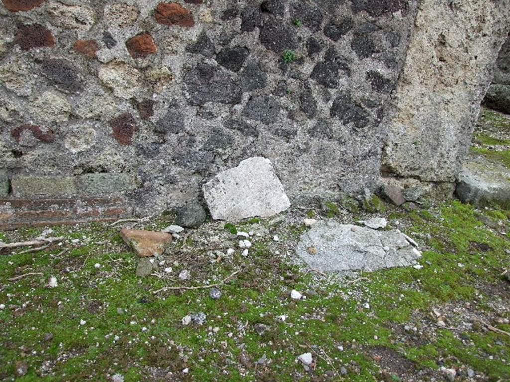 Fallen plaster from front wall of VIII.2.34, described as ashlar (imitating blocks of stone) incised in the plaster. December 2006.