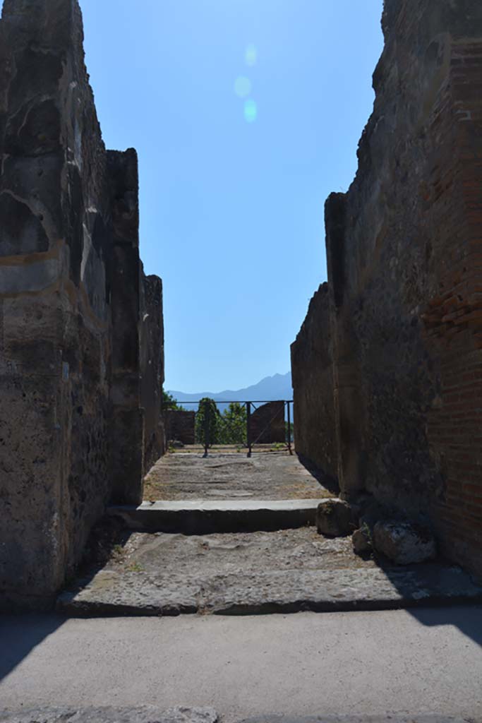 VIII.2.34 Pompeii. September 2019. 
Looking south to entrance vestibule and entrance corridor.
Foto Annette Haug, ERC Grant 681269 DÉCOR.