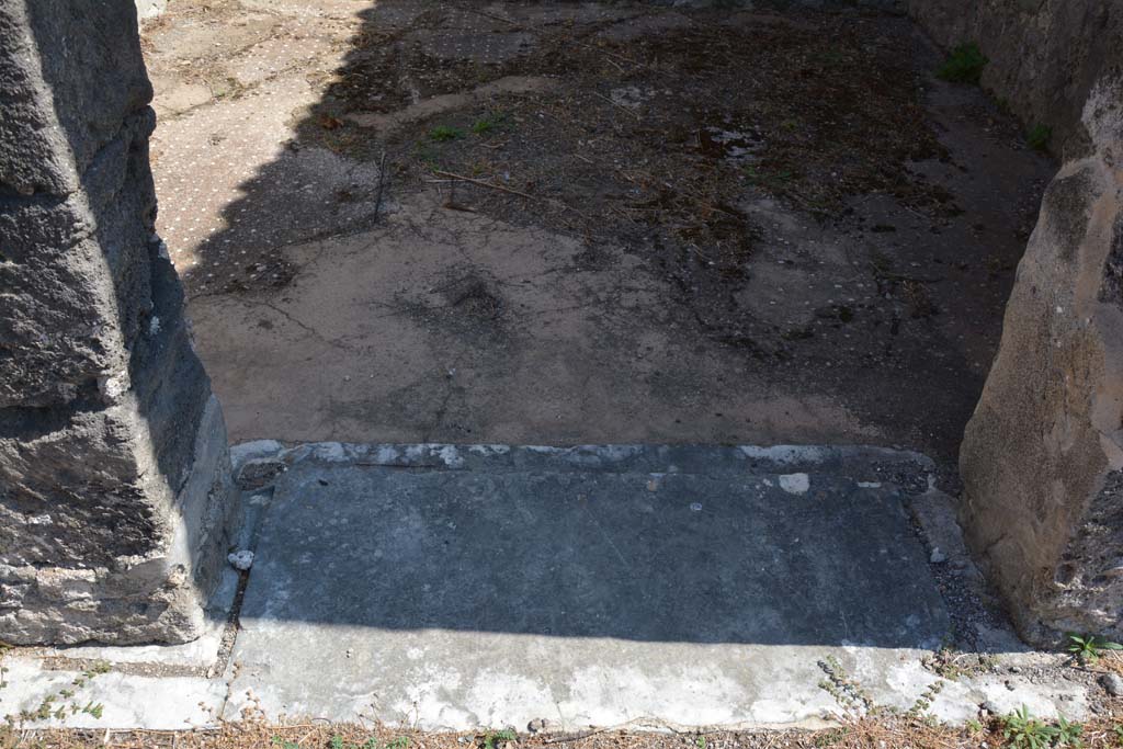 VIII.2.34 Pompeii. September 2019. Cubiculum ‘e’, doorway threshold. 
Foto Annette Haug, ERC Grant 681269 DÉCOR.
