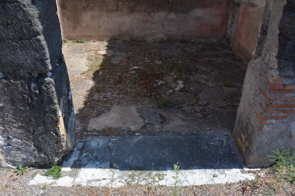VIII.2.34 Pompeii. September 2019. Cubiculum ‘f’, doorway threshold.
Foto Annette Haug, ERC Grant 681269 DÉCOR.